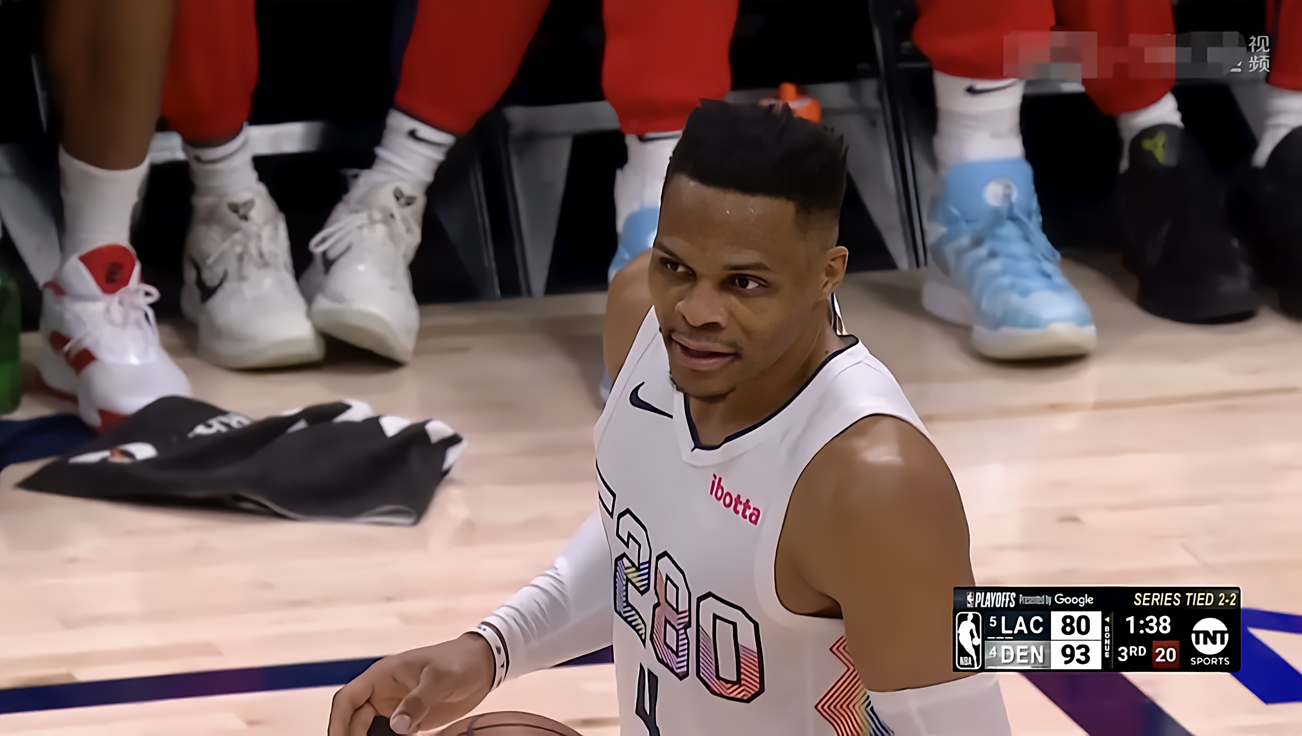 包含布鲁克林篮网迎CBA季后赛关键赛，今晚迎来里程碑，态度坚定，身体对抗强度拉满的词条